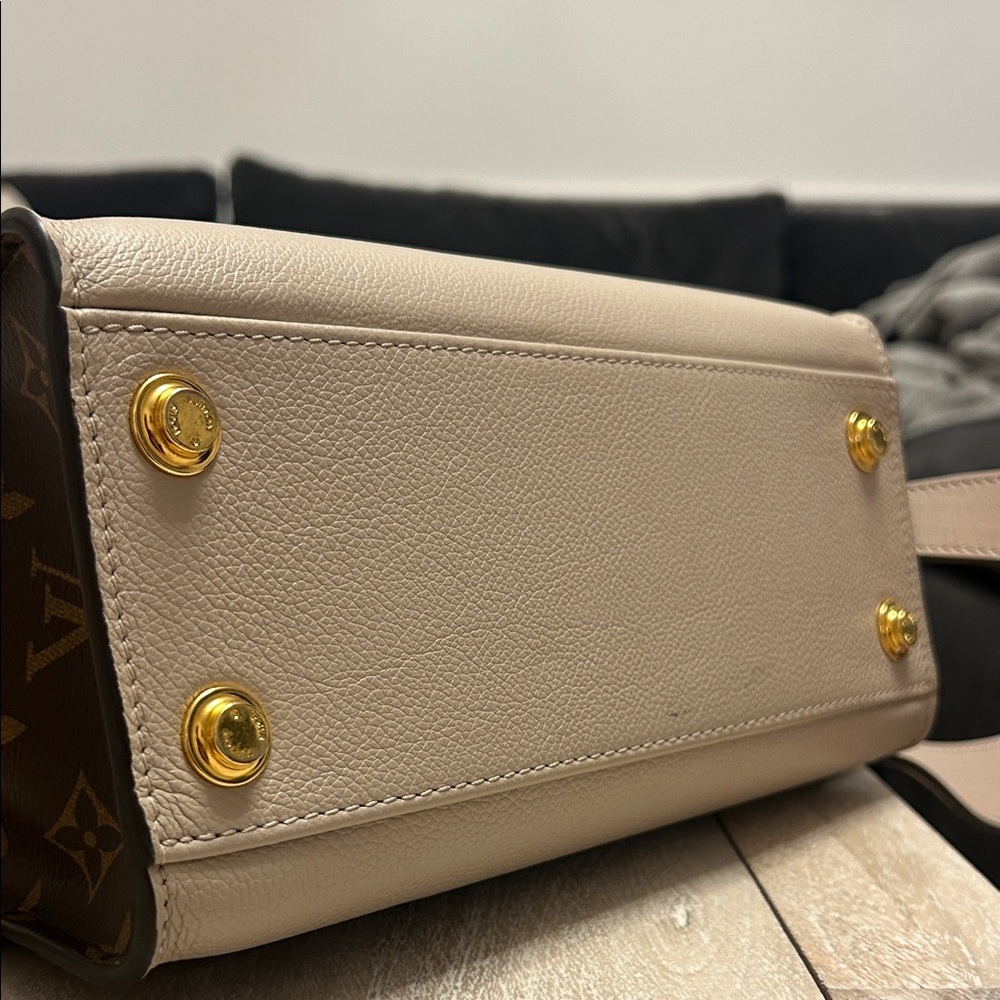 Louis Vuitton On my Side PM Greige - Picture 7 of 13